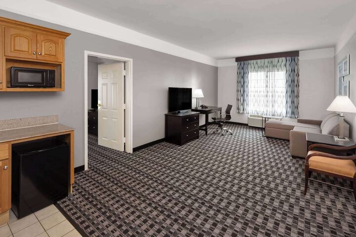 La Quinta Inn & Suites by Wyndham Deer Park