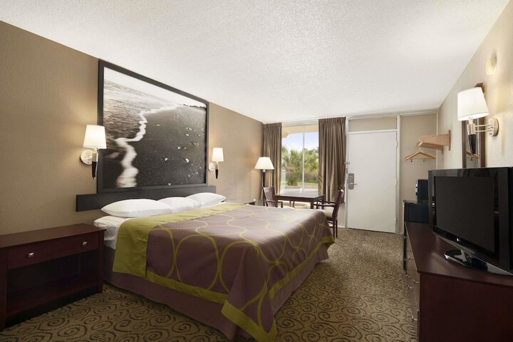 Room 14 of 18