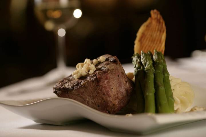 Dining 27 of 33