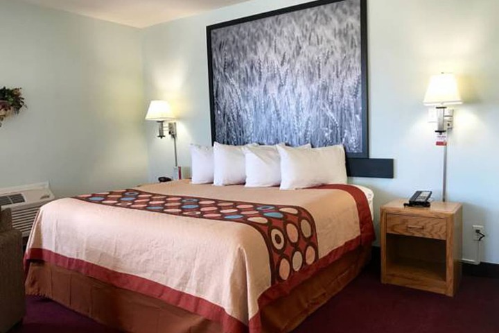 Super 8 by Wyndham Kindersley
