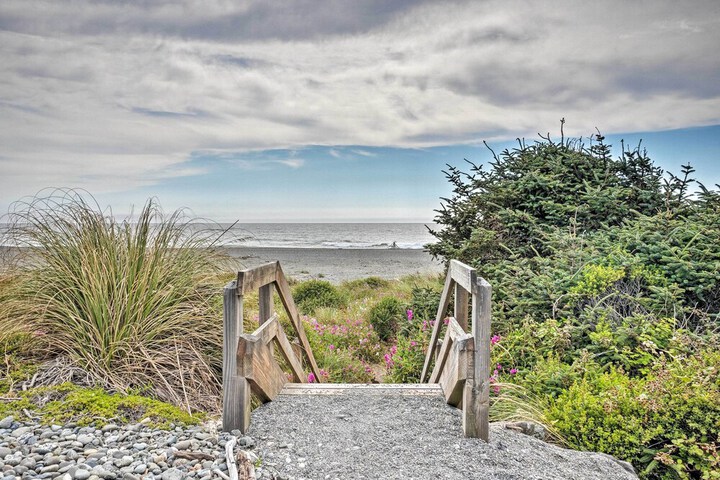 Quiet Waterfront Escape w / Hot Tub & Beach Access!