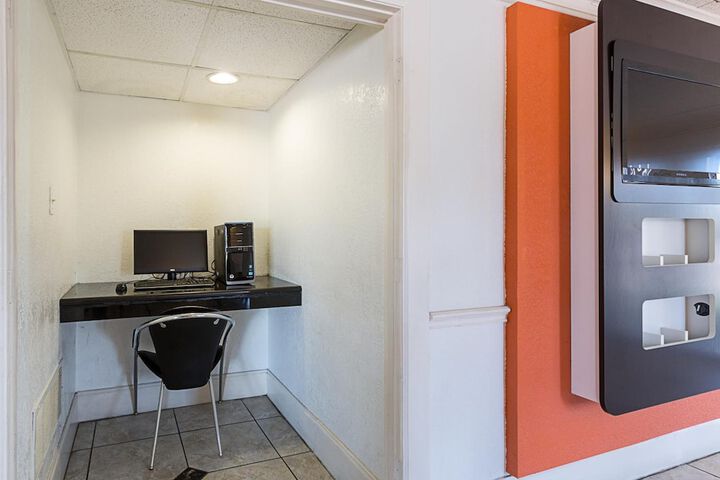Business Center 48 of 52