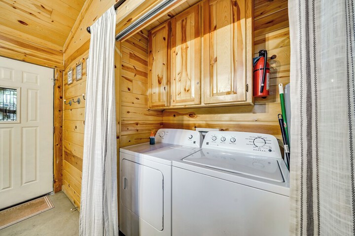 Hot Tub & Deck: Broken Bow azalea House'