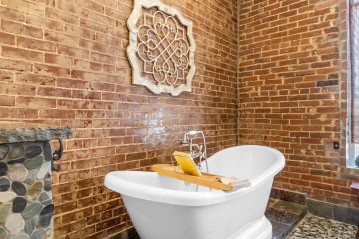 Downtown Loft Amazing Bath Tub & Shower #9