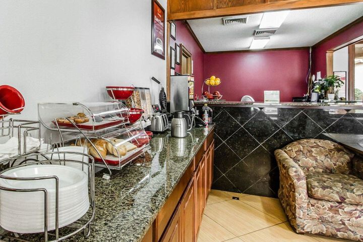 Econo Lodge Inn & Suites Enterprise