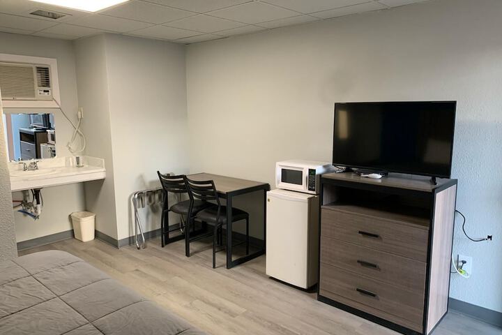 Room 5 of 6