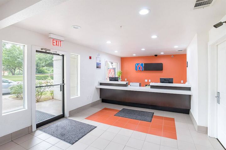 Motel 6 Grand Prairie TX - Near Six Flags Drive