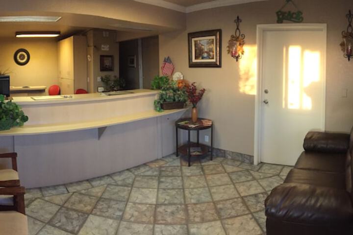Hilltop Inn & Suites