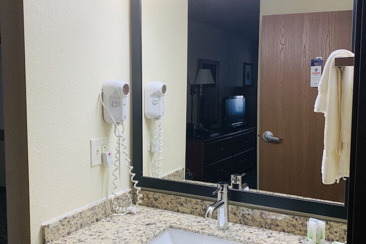 AmericInn by Wyndham Kewanee