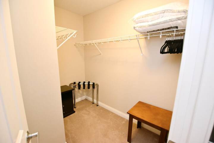 Walk to Notre Dame Spacious 3BR Townhome w Garage Family-friendly Amenities 123p
