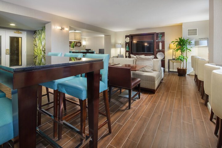 Lounge 41 of 43