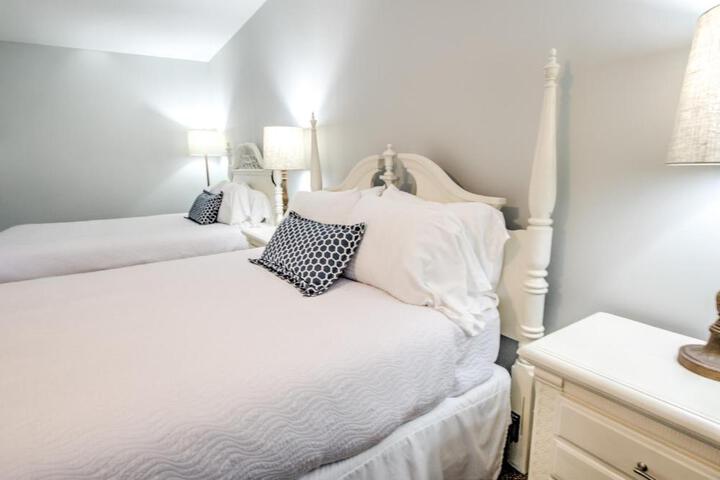 East Shore Lodging