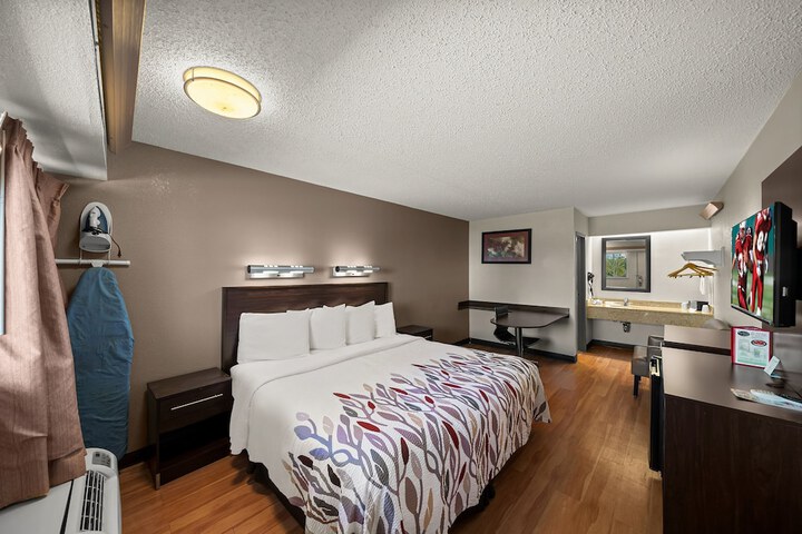 Room 28 of 33