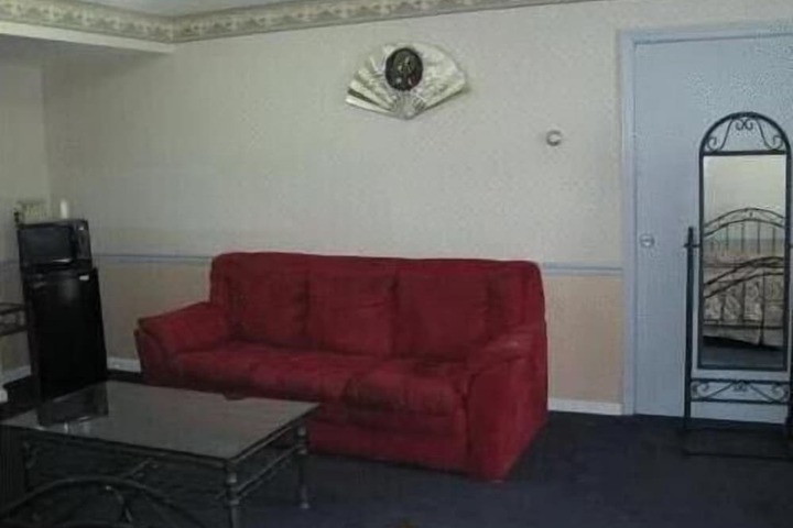 Room 7 of 11