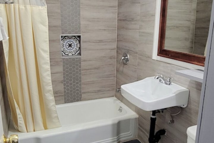 Room 8 of 28