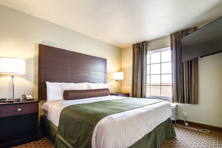 Castle Rock Inn & Suites