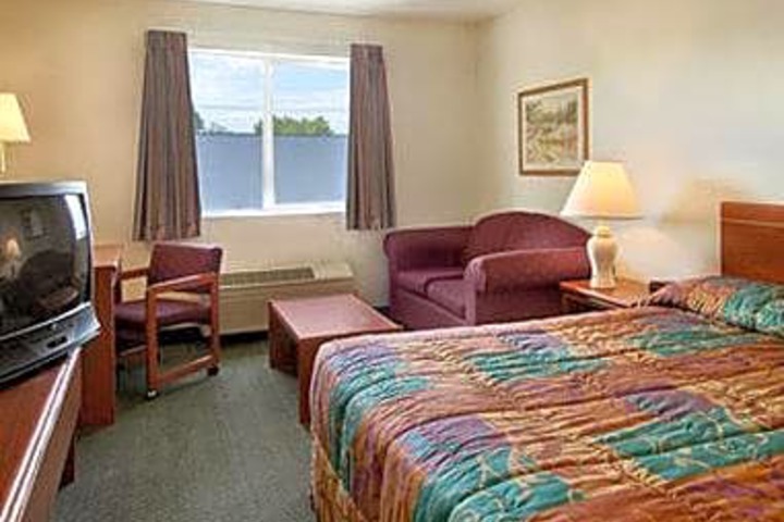 Super 8 by Wyndham Gresham / Portland Area OR