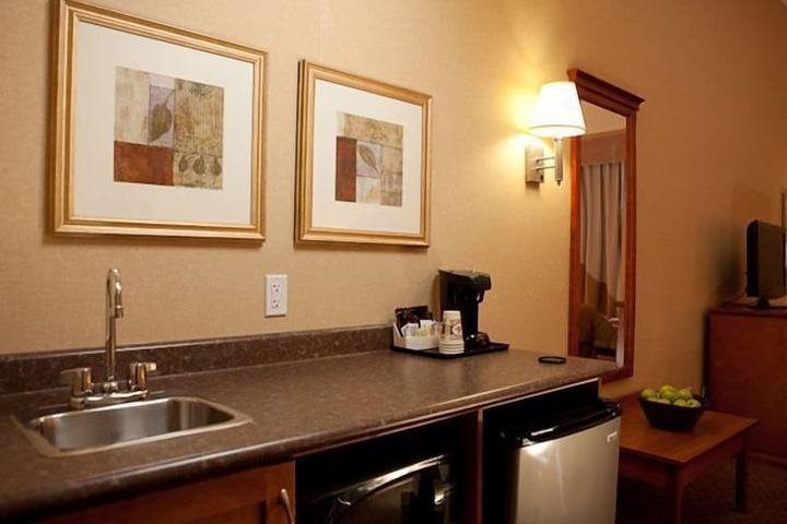 Days Inn & Suites by Wyndham Edmonton Airport