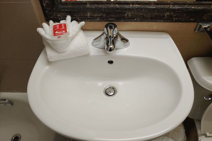 Room 9 of 18