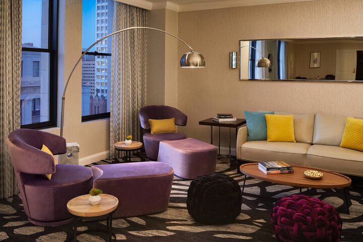Lounge 84 of 102