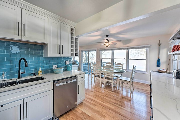 Lakefront Home w / Gorgeous Sunsets Kayaks, & Pier