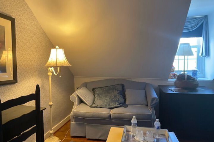 Room 27 of 74
