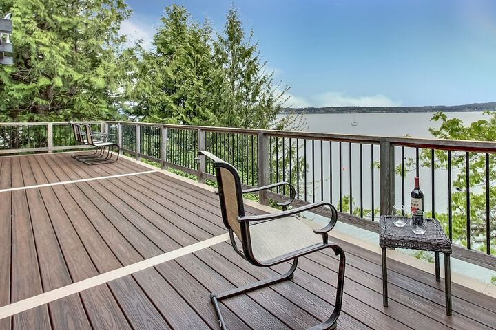 PNW MCM 155ft Private Waterfront Gem on Raft Island w / Hot Tub 3 Bedroom Home by RedAwning