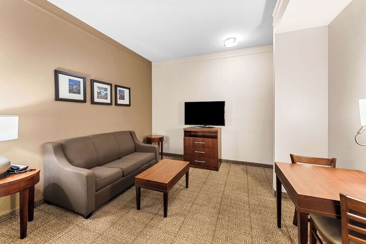 Comfort Inn & Suites Heath - Newark South