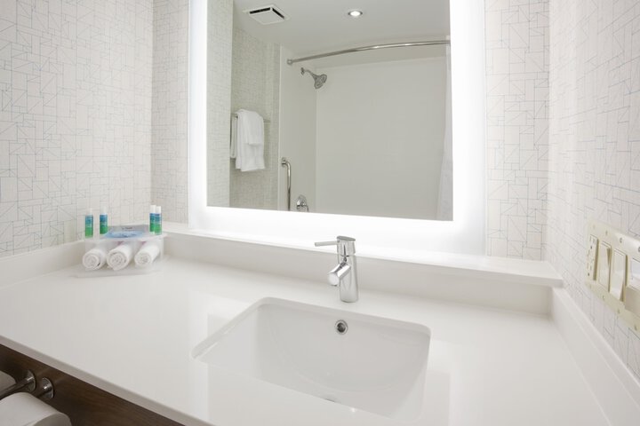 Holiday Inn Express Roseville-St. Paul by IHG