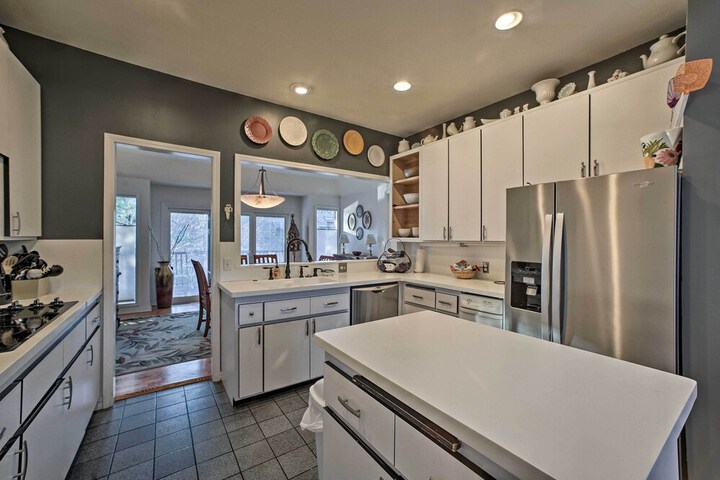 Lakefront Retreat w / Dock & Beach: 2 Miles to Golf