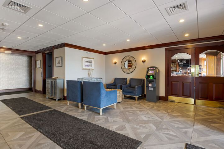 Lounge 146 of 194