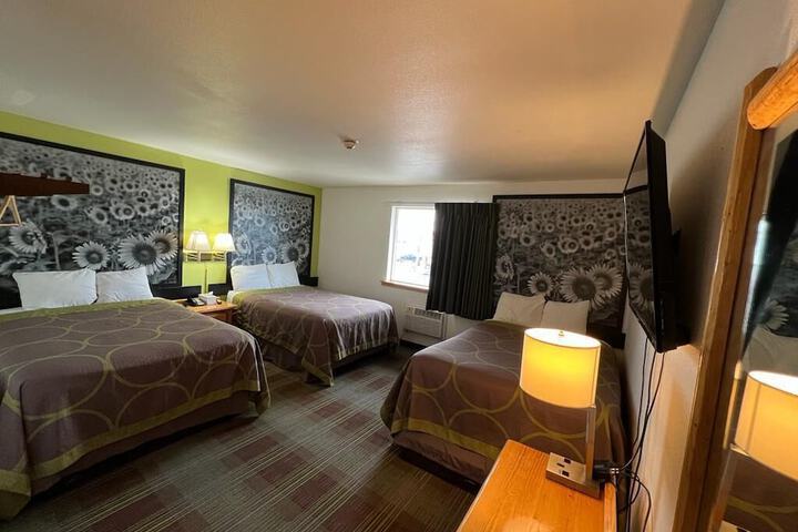 Room 12 of 28