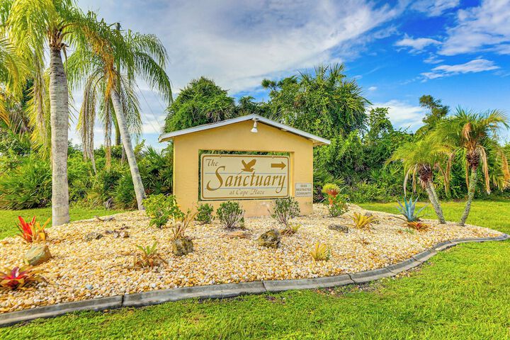 8 Mi to Beach w / Pool Access: Englewood Condo!