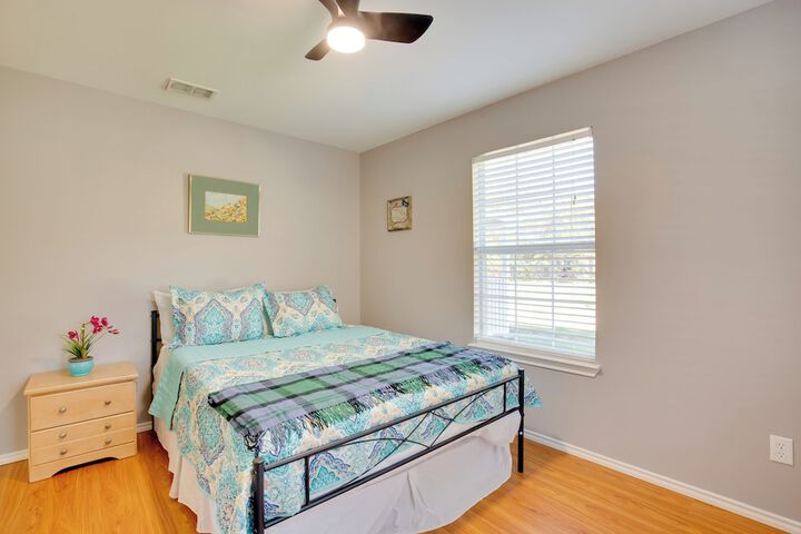 Waterfront Lake Fork Getaway w / Dock Access