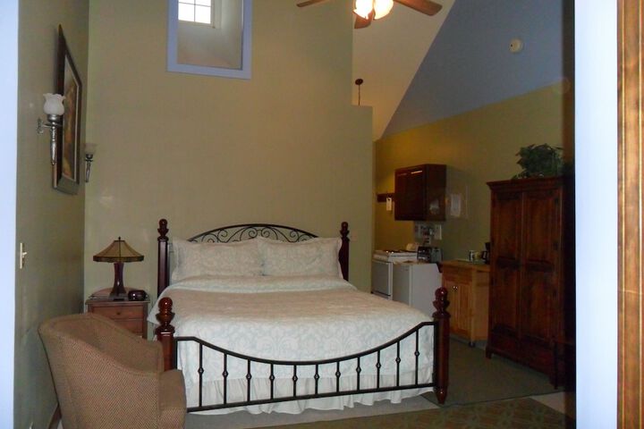 Spruce Hill Inn and Cottages