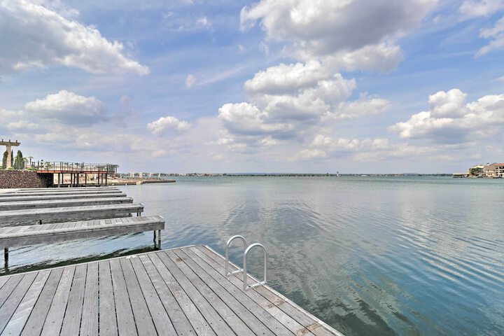 Lake LBJ Condo w / Balcony & Shared Boat Docks