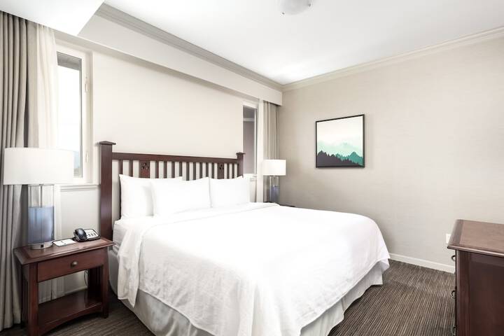 Room 26 of 102