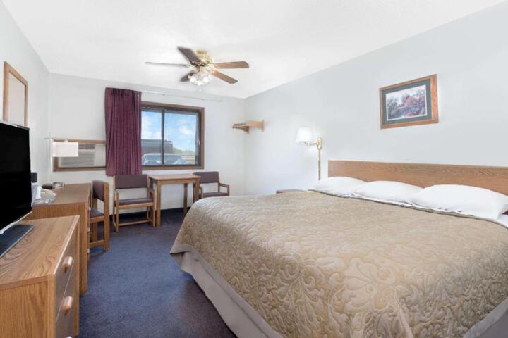 Super 8 by Wyndham Murdo