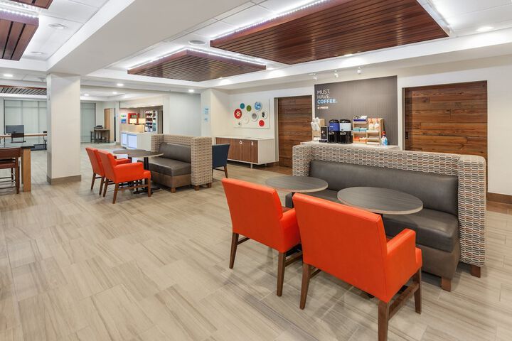 Holiday Inn Express Hotel & Suites Tilton - Lakes Region by IHG