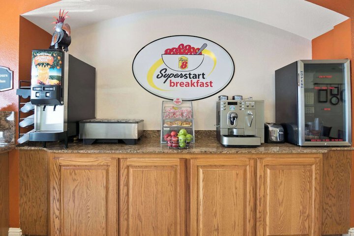 Super 8 by Wyndham Austin / Airport South
