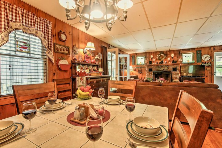 Pet-friendly Cabin w / Fire Pit BBQ & Great Deck!