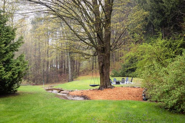 Cedar Creek Cottage Close to Downtown Traverse City Beaches and the TART Trail