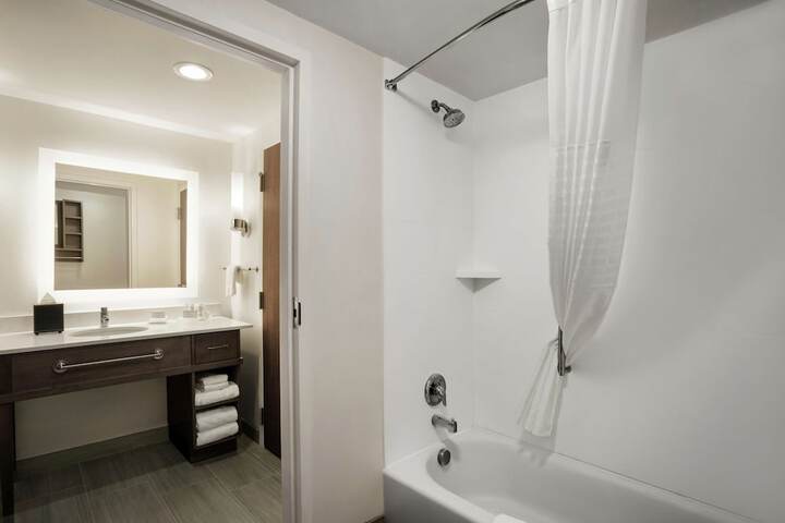 Room 17 of 37