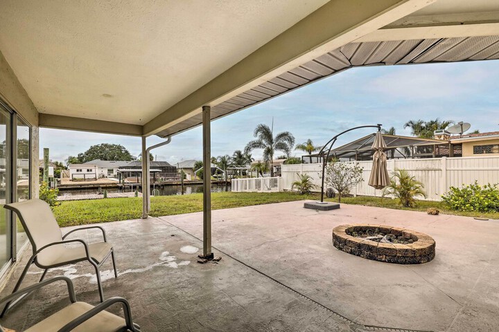 Apollo Beach Waterfront Retreat w / Boat Dock!