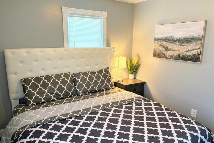 Nice house with private parking king bed fenced yard