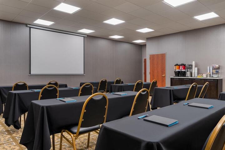 Hampton Inn & Suites Rockville Centre