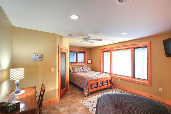 Lake View Champlain Home w / Hot Tub & Sauna!