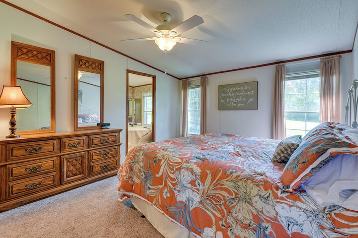 Sunny Florida Escape w / Screened-in Patio & Grill!