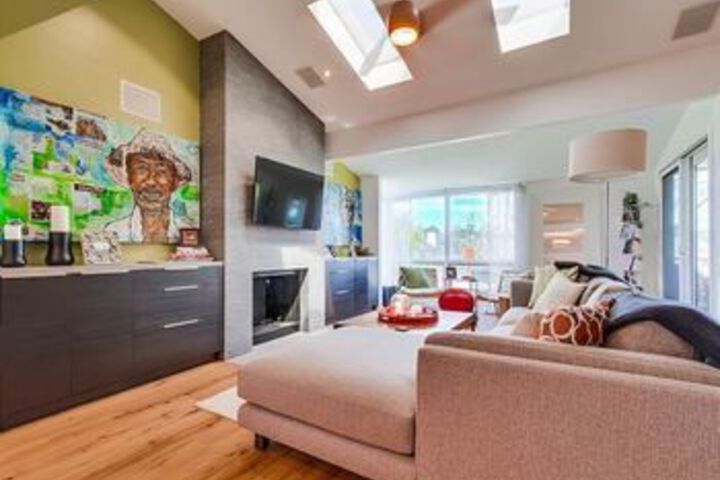 Newly remodeled Beach 2 Br condo by RedAwning