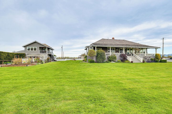 Idyllic Enumclaw Studio w / Mount Rainier Views